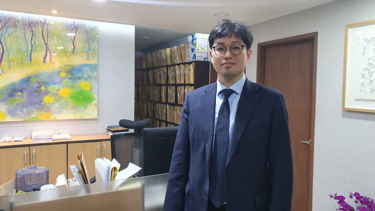 서초구 법무법인 이공 사무실에서 만난 양홍석 변호사  ⓒ여성신문