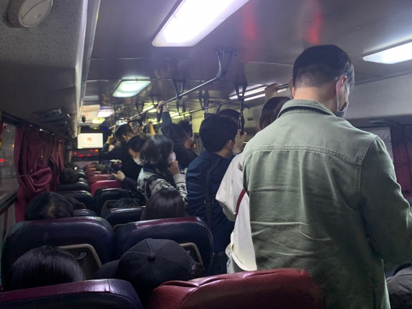 서울 광화문에서 출발하는 한 광역 버스에는 퇴근하는 시민들로 가득 찬 모습을 볼 수 있다. ⓒ홍수형 기자