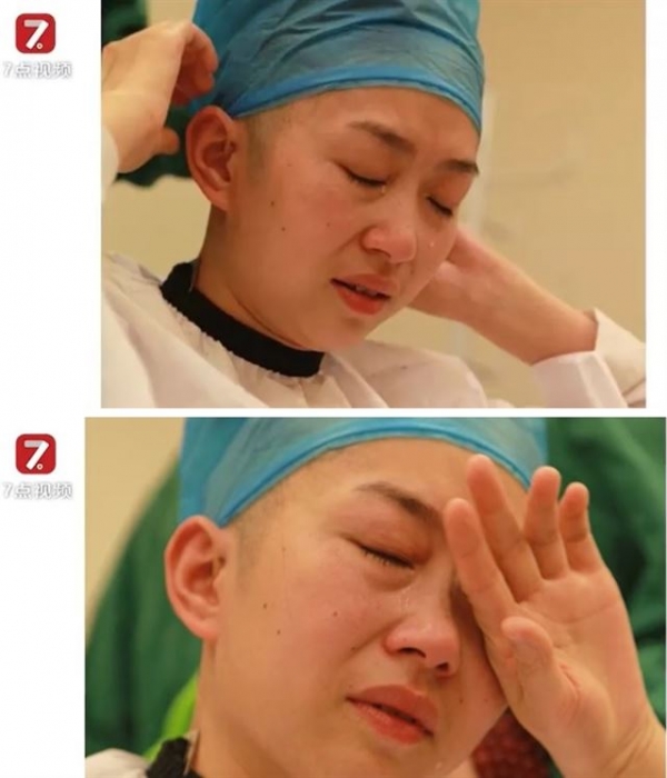 중국 간쑤성의 한 간호사가 삭발을 하며 눈물을 흘리고 있다. 위챗 화면 중 일부.