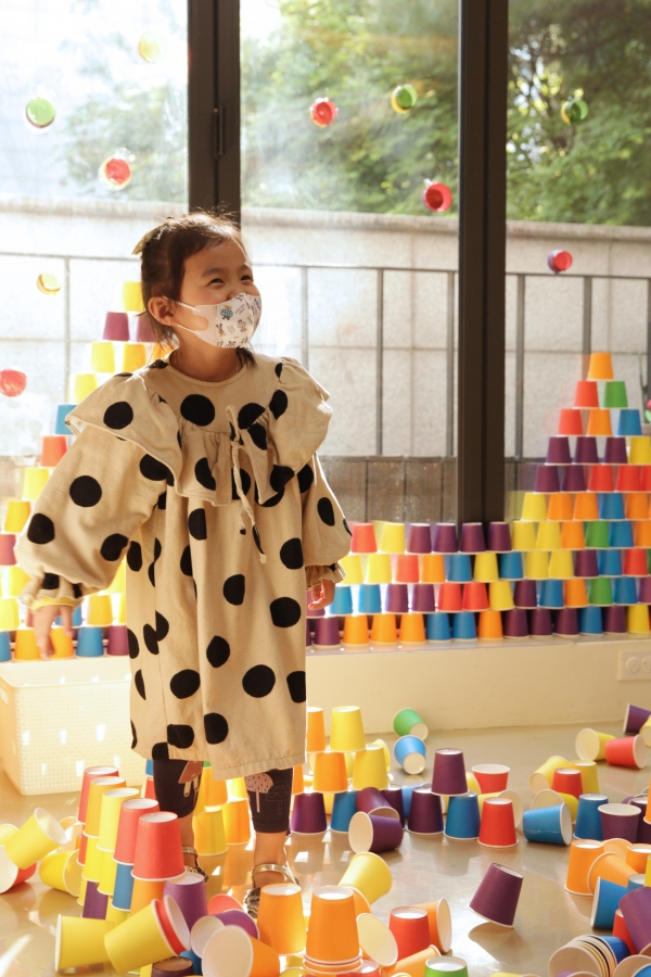 아이는 어린이날 기념하여 오픈한 특별 수업에서 종이 컵으로 성벽 만들기하고 있다. ⓒ홍수형 기자