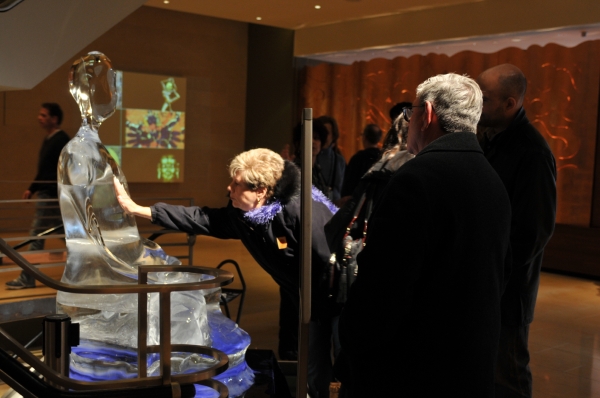 미국 뉴욕에서 열린 아시아 현대미술주간(ACAW) 전시에서 미술관 1층에 설치한 ‘아이스 부다’를 관람객들이 만져보고 있다. 김아타 작가는 일주일 동안 아이스 부다의 형상이 해체되는 모습을 영상으로 찍었다. ©김아타
