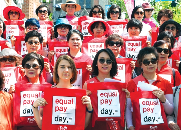 전문직여성(Business & Professional Women, BPW) 한국연맹 회원들이 2016년 5월 21일 서울 중구 명동거리에서 이퀄페이데이 캠페인 ‘빨간 가방을 채워주세요’ 캠페인을 진행했다. ⓒ이정실 여성신문 사진기자