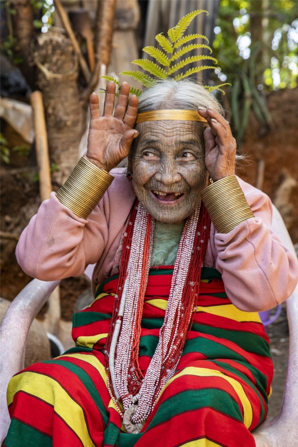 ‘미소 할머니’라는 별명을 지닌 94세의 나이꿰 할머니. 문신을 하지 않으면 나중에 얼굴이 미워지고, 결혼도 할 수 없다는 어른들의 설득에 의해 12살 때 처음 문신을 했다. ©조용경