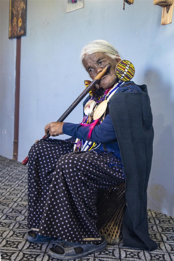 ‘코 피리 할머니’로 유명한 94세 요신 할머니. 15세 때부터 80년 가까이 코 피리를 불어 유명인사가 됐다. ©조용경