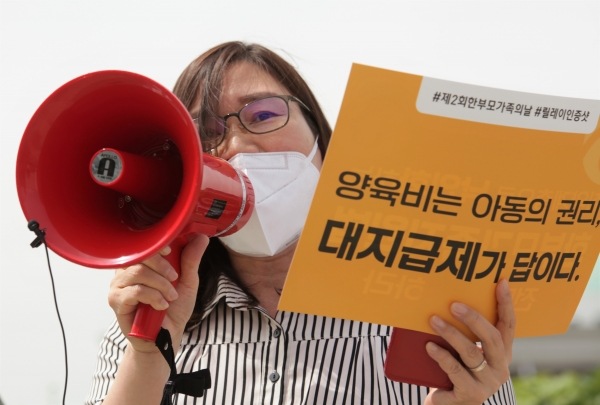 8일 오후 서울 여의도 국회의사당 앞에서 한국한부모연합은 '양육비는 아동의 권리, 대지급제가 답이다'라는 팻말을 들고 발언을 하고 있다. ⓒ홍수형 기자