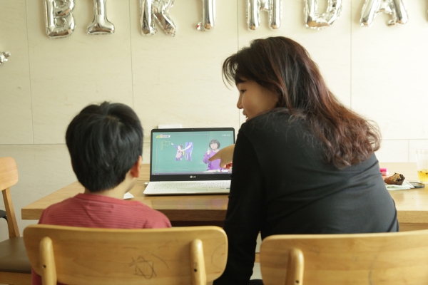 초등학교 저학년 3차 온라인 개학 후 21일 오전 서울 동작구 한 가정에서 초등학교 1학년인 학생이 컴퓨터로 통해 어머니와 수업을 듣고 있다. ⓒ홍수형 기자