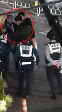 여성 프로 바둑기사 조혜연 9단이 공개한 스토킹 남성의 체포 현장. 페이스북 영상 캡처.