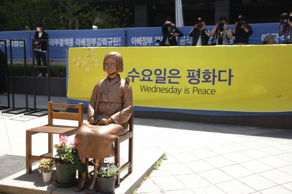 2020년 5월 13일 서울 종로구 평화의 소녀상의 모습. 이날 제1439차 일본군성노예제 문제 해결을 위한 정기 수요시위가 열렸다. ⓒ홍수형 기자