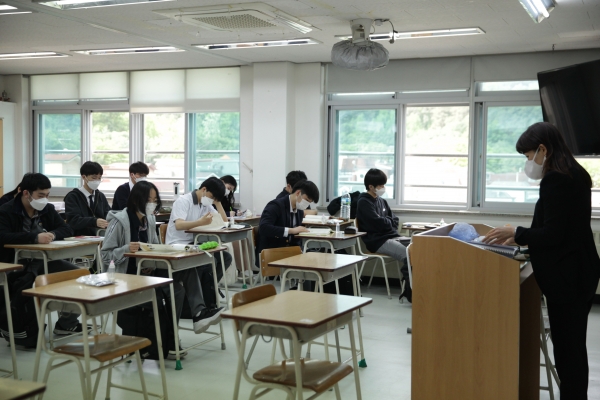 경기도 성남시 수내고등학교에서 고3 학생들이 코로나19로 미뤄진 지 80일만에 등교를 했다.  ⓒ홍수형 기자