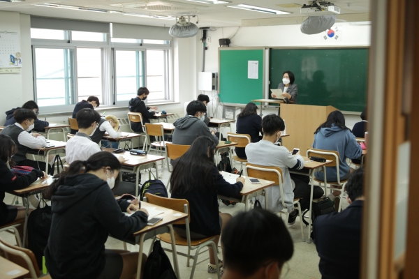 경기도 성남시 수내고등학교에서 고3 학생들이 코로나19로 미뤄진 지 80일만에 등교를 했다.  ⓒ홍수형 기자