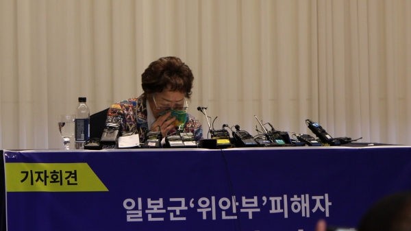 일본군 위안부 피해자 이용수 할머니가 기자회견 중 지난 30년 동안의 일을 이야기하던 중 눈물을 흘리고있다. ⓒ권은주 기자