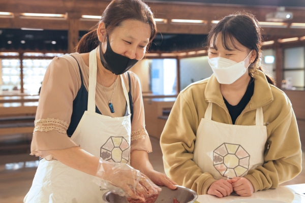 25일 오후 서울 중구 한식문화관에서 종로인명장애인자립생활센터가 시각장애인과 함꼐하는 쿠킹클래스 요리교실을 진행했다. ⓒ홍수형