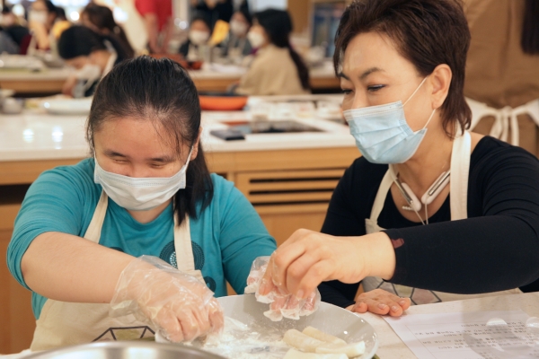 25일 오후 서울 중구 한식문화관에서 종로인명장애인자립생활센터가 시각장애인과 함께하는 쿠킹클래스 요리교실을 진행했다. ⓒ홍수형