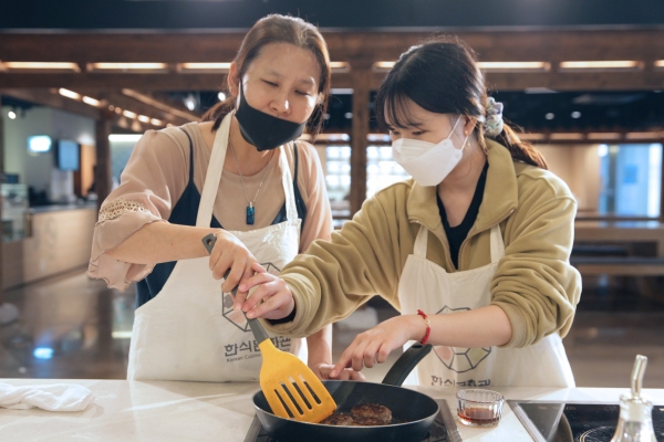 25일 오후 서울 중구 한식문화관에서 종로인명장애인자립생활센터가 시각장애인과 함께하는 쿠킹클래스 요리교실을 진행했다. ⓒ홍수형
