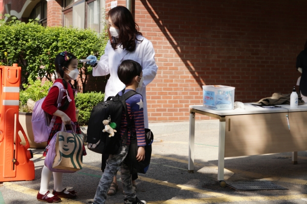 27일 오전 경기도 성남시 당촌초등학교 1학년 학생들은 올해 첫 등교 하며 입구에서 코로나19 예방을 위해 열 체크를 받고 있다. ⓒ홍수형 기자