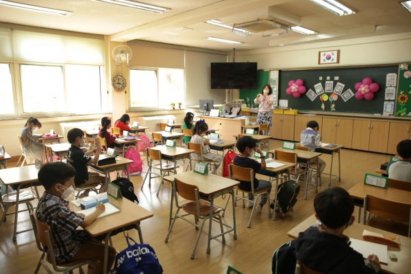 경기도 성남시 당촌초등학교 1학년 학생들은 올해 첫 등교 하며 입구에서 코로나19 예방을 위해 열 체크를 받고 있다. ⓒ홍수형 기자