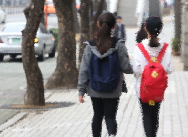 서울의 한 초등학교 학생들이 하교하고 있다. ⓒ이정실 여성신문 사진기자