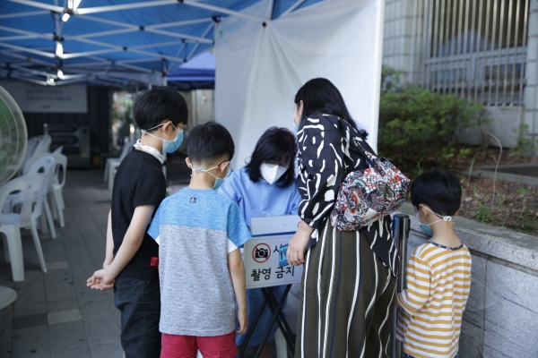 1일 오후 서울 서초구 서초구청에는 코로나19 확산 예방하기 위해 선별진료소가 설치 되어 있다. ⓒ홍수형 기자