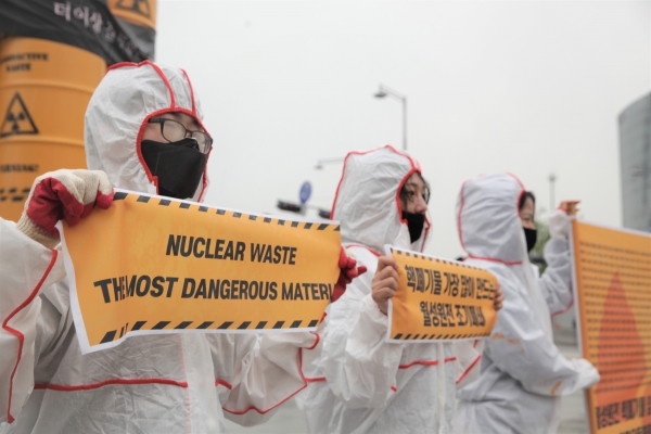 2일 오전 서울 종로구 광화문 광장에서 환경운동연합은 '버릴 곳 없는 위한 쓰레기, 핵폐기물 시한 폭탄' 퍼포먼스를 했다. ⓒ홍수형 기자