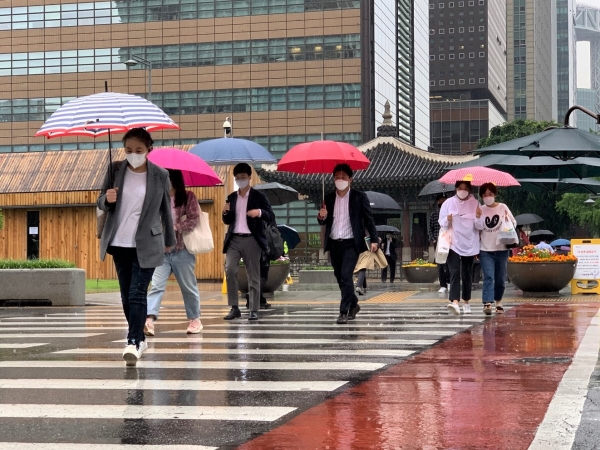 2일 오전 서울 종로구 광화문역 앞 시민들은 비를 피하기 위해 우산을 쓰고 빠르게 이동중이다. ⓒ홍수형기자