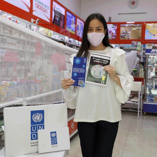 우즈베키스탄에서는 슈퍼마켓에서 가정폭력 지원 정보를 담은 책자를 나눠주는 캠페인이 최근 시행 중이다. ⓒUNDP