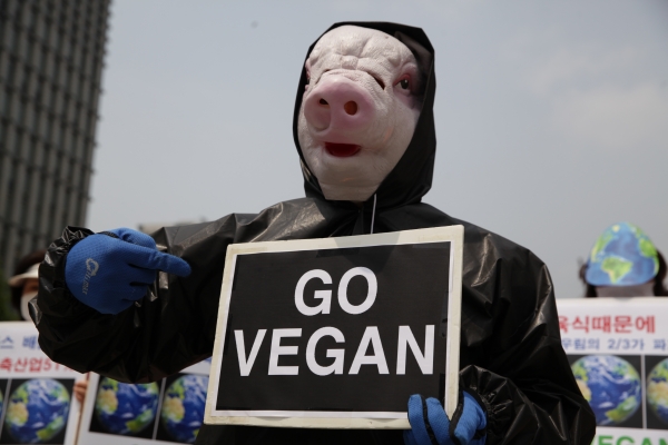 5일 오후 서울 종로구 이순신장군 동상 앞에서 비건(vegan)을 지향하는 모든 사람들은 '6월5일 세계 환경의날을 맞아, 지구를 살리는 '비건' 채식 촉구 퍼포먼스' 기자회견을 열었다 ⓒ홍수형 기자