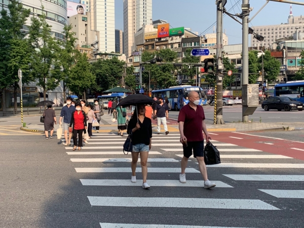 8일 오후 서울 중구 숭례문 오거리를 건너는 시민들 ⓒ홍수형 기자