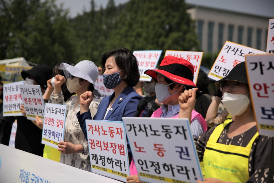 16일 오전 서울 여의도 국회의사당 앞에서 한국여성노동자회는 제9회 국제가사노동자의 날 기념하여 '재난의 사각지대, 가사노동자 법적 권리와 생계를 보장하라' 기자회견을 열었다. ⓒ홍수형 기자