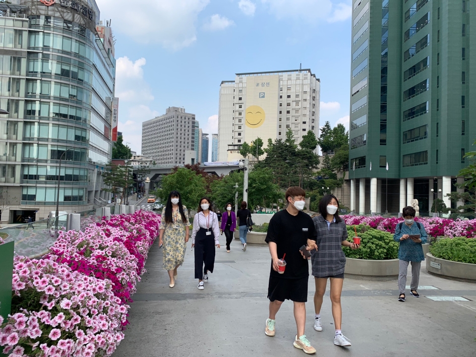 19일 오후 서울 중구 서울로7017에서 시민들은 산책중이다. ⓒ홍수형 기자