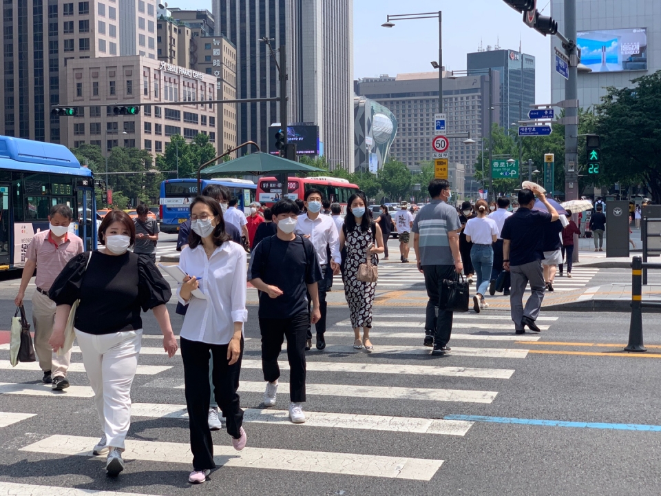22일 오후 서울 종로구 세종대로사거리에서 시민들은 더위를 피하기 위해 발걸음을 옮기는 중이다. ⓒ홍수형 기자