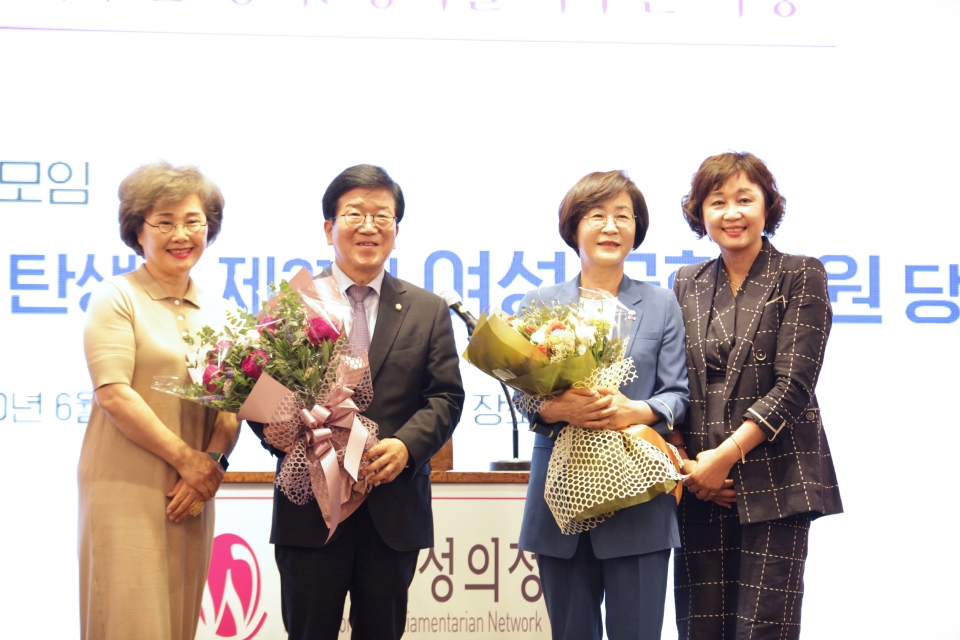 24일 오후 서울 영등포구 국민일보에서 한국여성의정은 "최초 여성부의장 탄생& 제21대 여성 국회의원 당선 축하' 자리가 마련되었다. ⓒ홍수형 기자