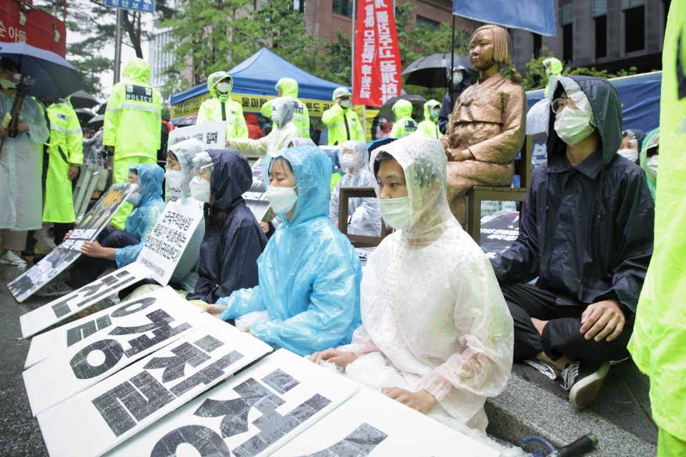 24일 오전 서울 종로구 평화의 소녀상 앞에서 28년 만에 수요집회 자리 뺏은 학생들은 침묵의 시위중이다. ⓒ홍수형 기자