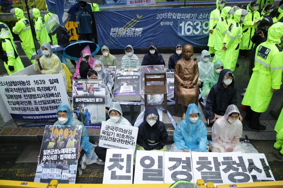 24일 오전 서울 종로구 평화의 소녀상 앞에서 28년 만에 수요집회 자리 뺏은 학생들은 침묵의 시위중이다. ⓒ홍수형 기자