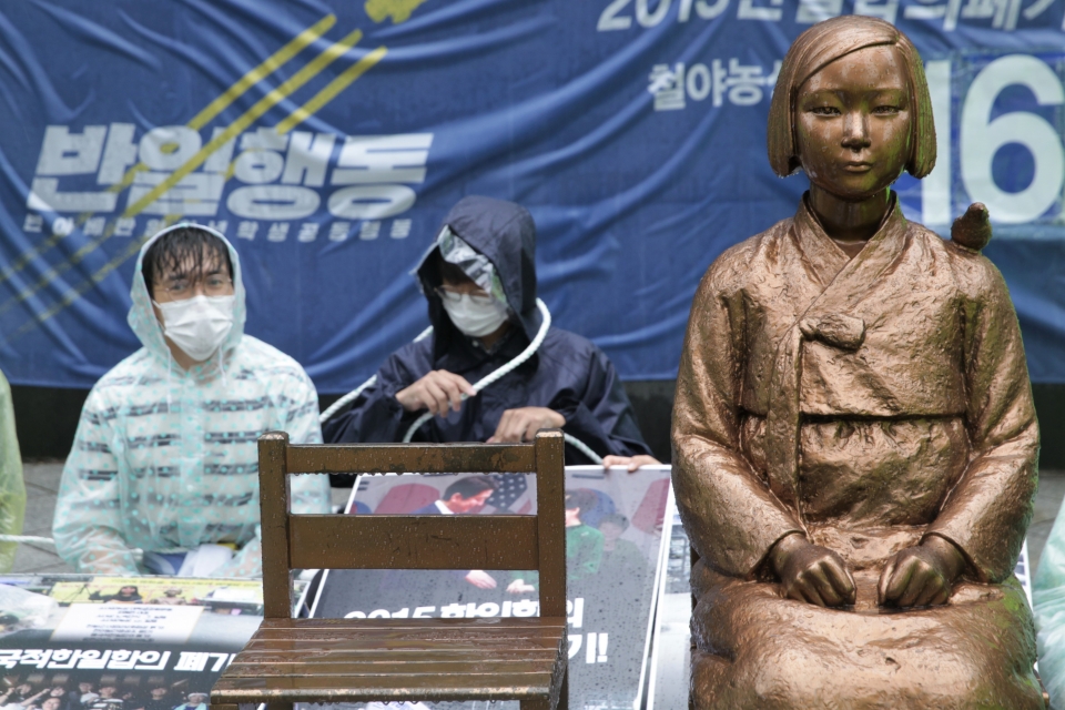 24일 오전 서울 종로구 평화의 소녀상 앞에서 28년 만에 수요집회 자리 뺏은 학생들은 침묵의 시위중 소녀상과 연결되어 있는 끈을 몸에 걸고 있다. ⓒ홍수형 기자