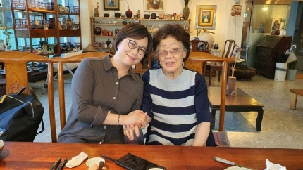 이용수(92) 할머니가 26일 대구의 한 찻집에서 이나영 정의기억연대(정의연) 이사장을 만났다. 이용수 할머니 측 제공.