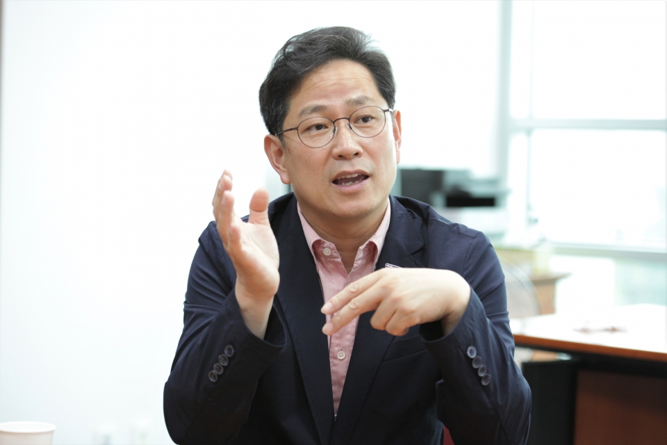 25일 오전 서울 여의도 국회의사당에서 박수영 의원은 "권력형에 해당하는 성범죄는 가중 처벌을 해야한다"며 질문에 답하고 있다. ⓒ홍수형 기자