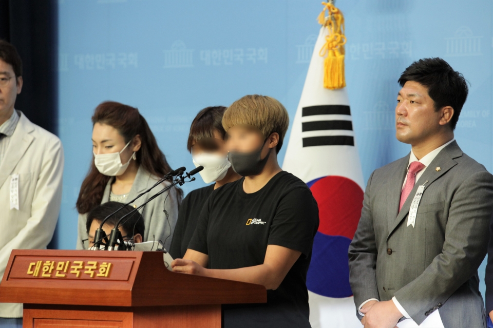 6일 오전 서울 여의도 국회의사당에서 이용 미래통합당 의원은 '故 최현숙 선수 사건 관련 추가 피해자' 기자회견을 열고 한 피해자는 발언중이다. ⓒ홍수형 기자