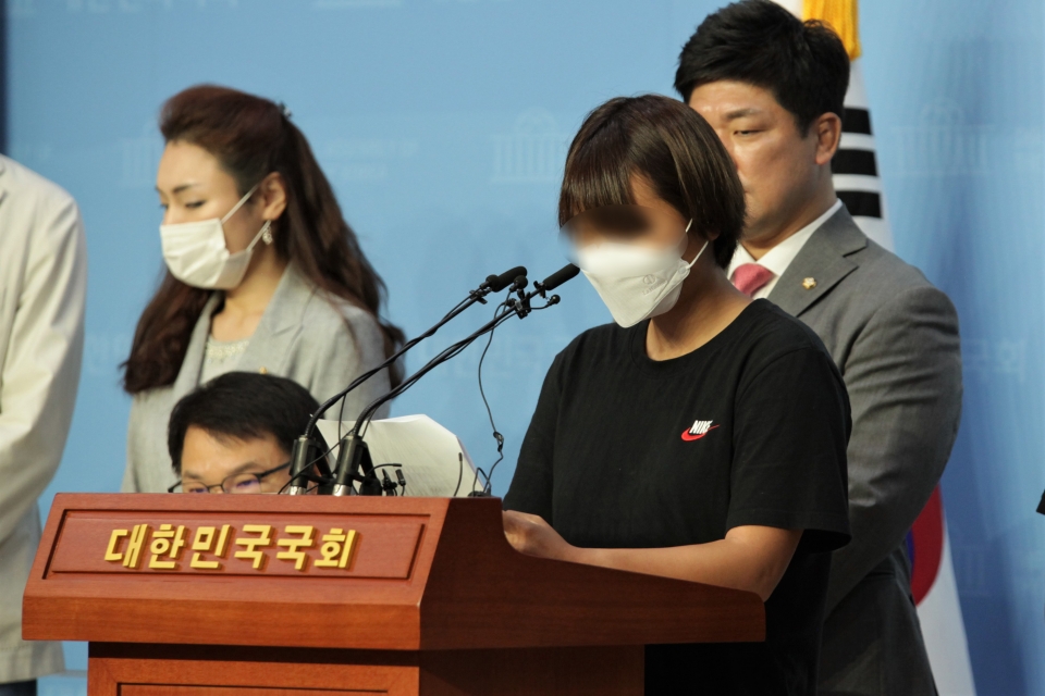 6일 오전 서울 여의도 국회의사당에서 이용 미래통합당 의원은 '故 최현숙 선수 사건 관련 추가 피해자' 기자회견을 열고 한 피해자는 발언중이다.ⓒ홍수형 기자