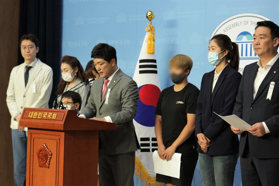 6일 오전 서울 여의도 국회의사당에서 이용 미래통합당 의원은 '故 최현숙 선수 사건 관련 추가 피해자' 기자회견을 열고 발언중이다. ⓒ홍수형 기자