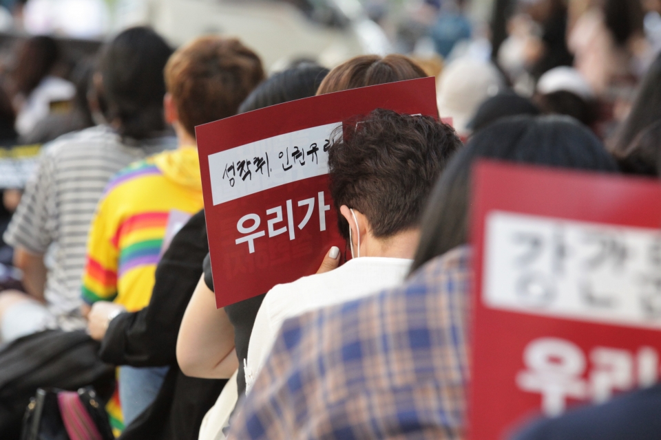 10일 오후 서울 서초구 서초역 8번 출구 앞에서 한국여성단체연합은 '분노한 우리가 간다' 기자회견을 열었다. ⓒ홍수형 기자