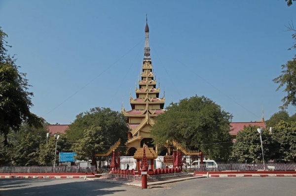 만달레이 왕궁의 중앙 타워