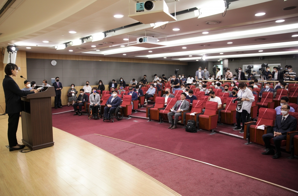 15일 오후 서울 여의도 의원회관에서 이용 미래통합당 의원은 '체육인 복지법 제정을 위한 공정회' 토론회를 열었다. ⓒ홍수형 기자