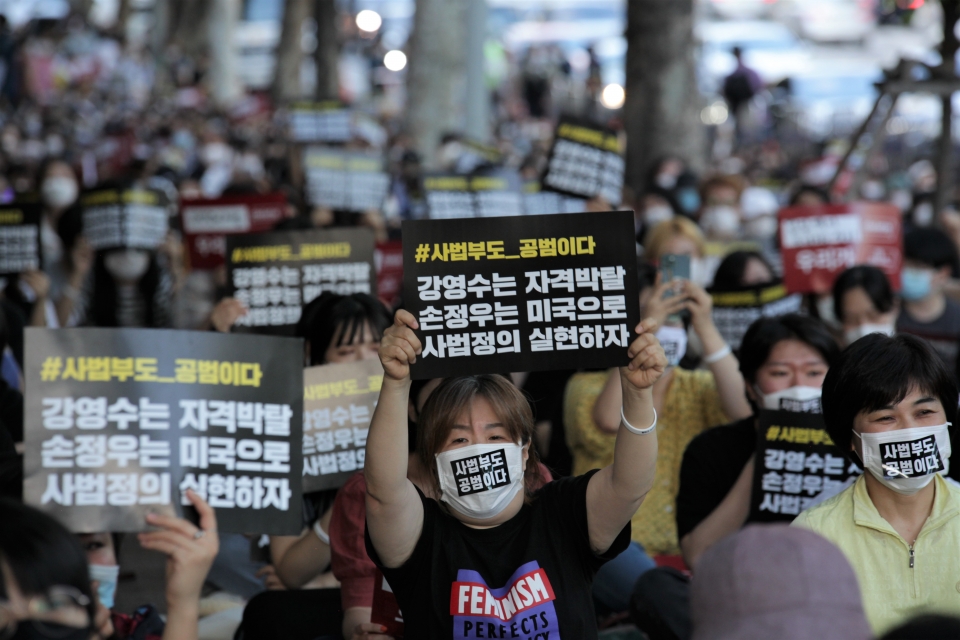 10일 오후 서울 서초구 서초역 8번 출구 앞에서 한국여성단체연합은 '분노한 우리가 간다' 기자회견을 열었다. ⓒ홍수형 기자