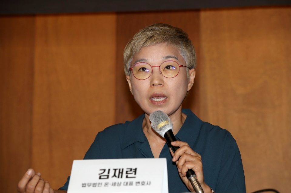 피해자 법률대리인 김재련 변호사가 22일 서울 시내 모처에서 열린 '서울시장 위력에 의한 성추행 사건 2차 기자회견'에서 발언하고 있다. ⓒ홍수형 기자