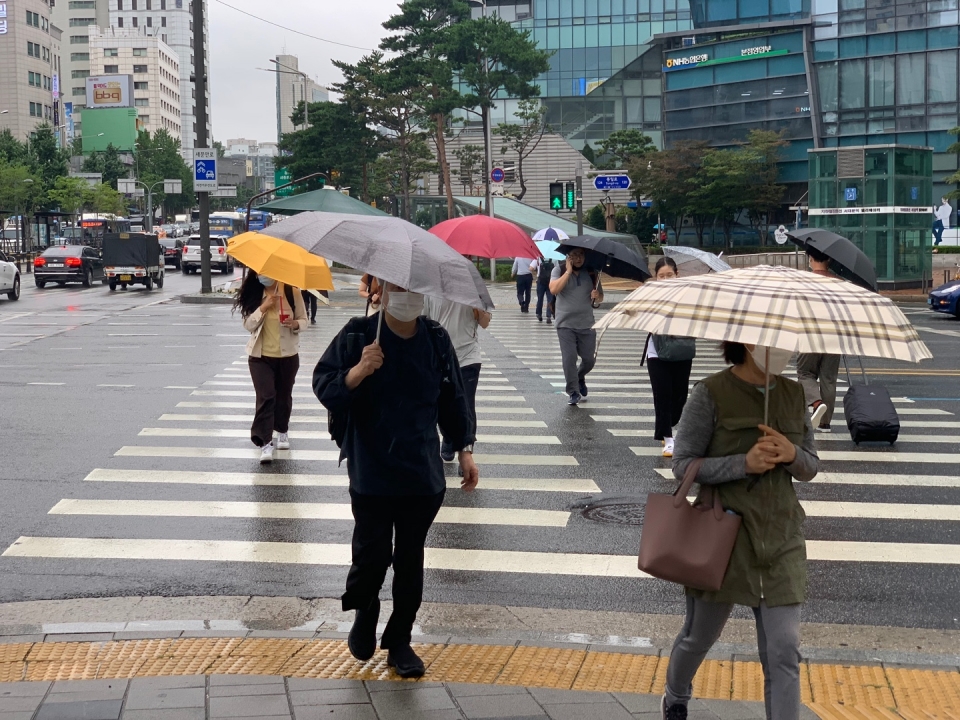 23일 오전 서울 서대문구 서대문 사거리에서 시민들은 비를 피하기 위해 발걸음을 옮기고 있다. ⓒ홍수형 기자