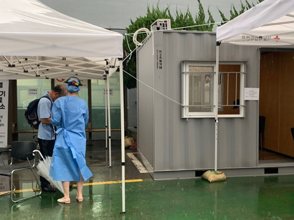23일 오후 서울 서대문 한 병원에 마련된 선별진료소에서 의료진은 검사과정을 시민에게 설명을 해주고 있다. ⓒ홍수형 기자