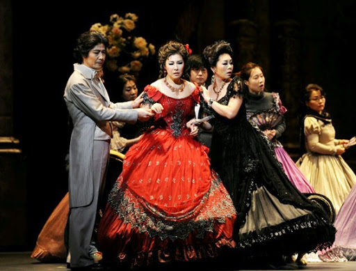 2012년 서울 충무아트홀에서 열린 오페라 ‘라 트라비아타’. 당시 김은경 소프라노는 주연 ‘비올레타’ 역을 맡았다. ⓒ충무아트홀<br>