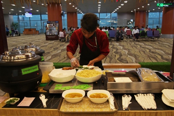 양곤 공항 로비에서 아침에 파는 모힝가 ©조용경