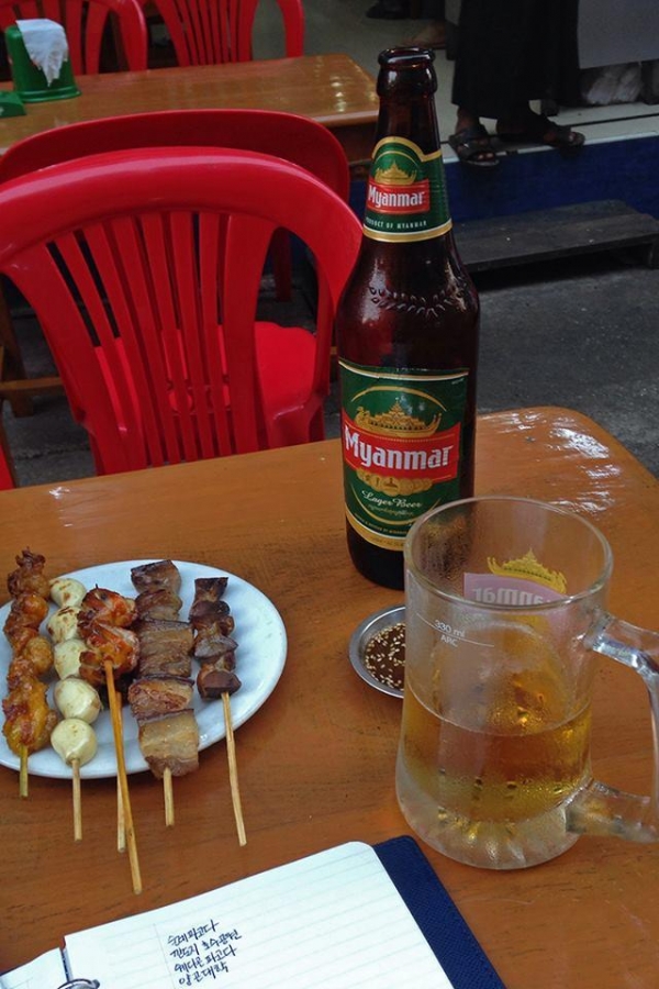 미얀마 맥주와 꼬치요리 ©조용경