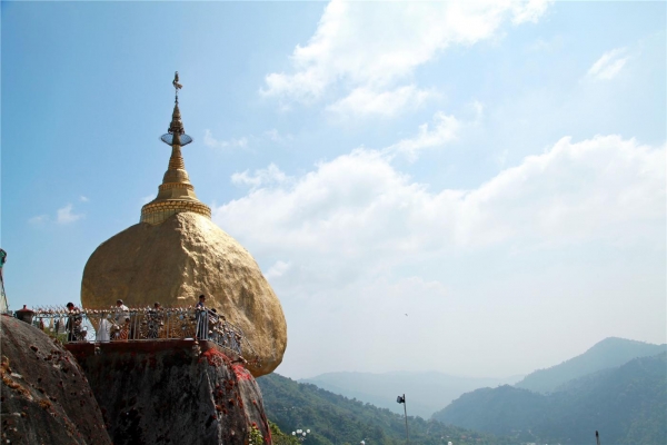 1,102m 산 정상에 서있는 황금바위의 위용. ©조용경